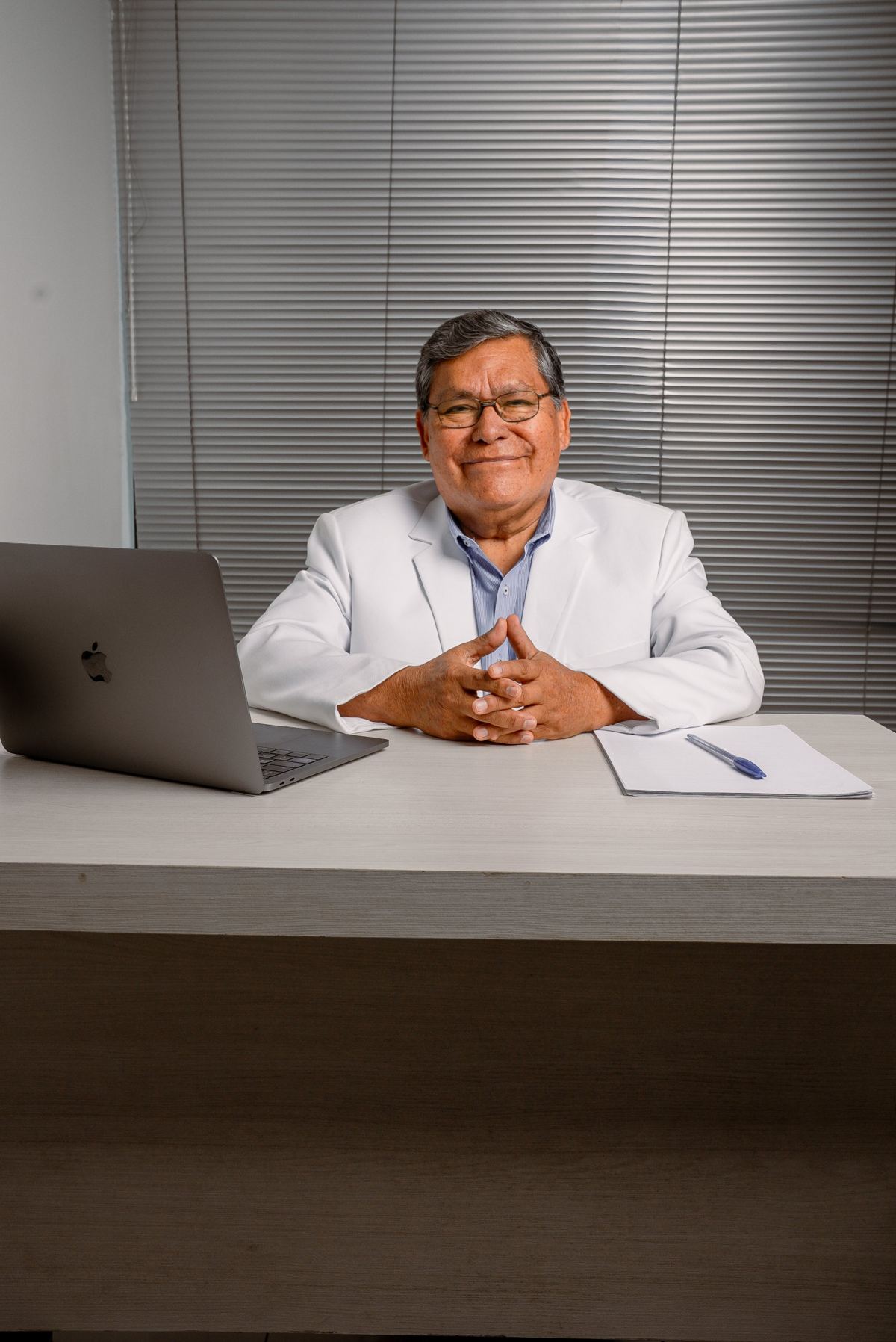 Dr. Valdivieso en su escritorio, listo para explicar el plan de tratamiento