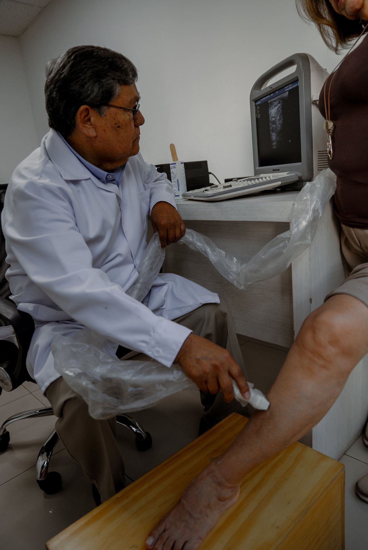 Dr. Valdivieso realiza un Eco Doppler en la pierna de una paciente